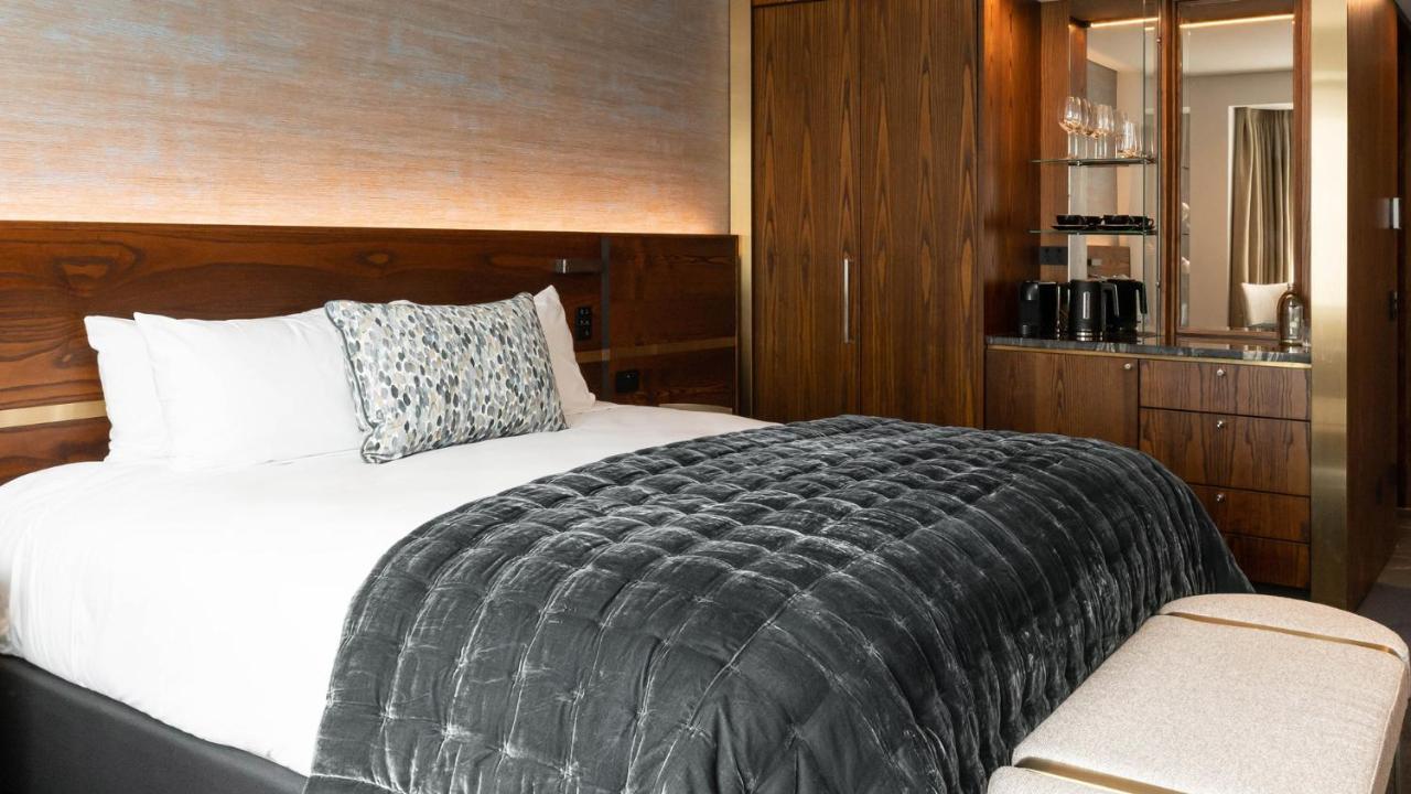 Horizon By Skycity Окленд Экстерьер фото A bed with a throw