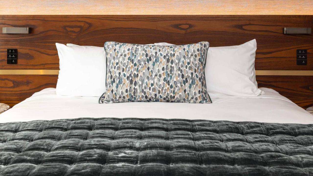 Horizon By Skycity Окленд Экстерьер фото A decorative pillow on a bed