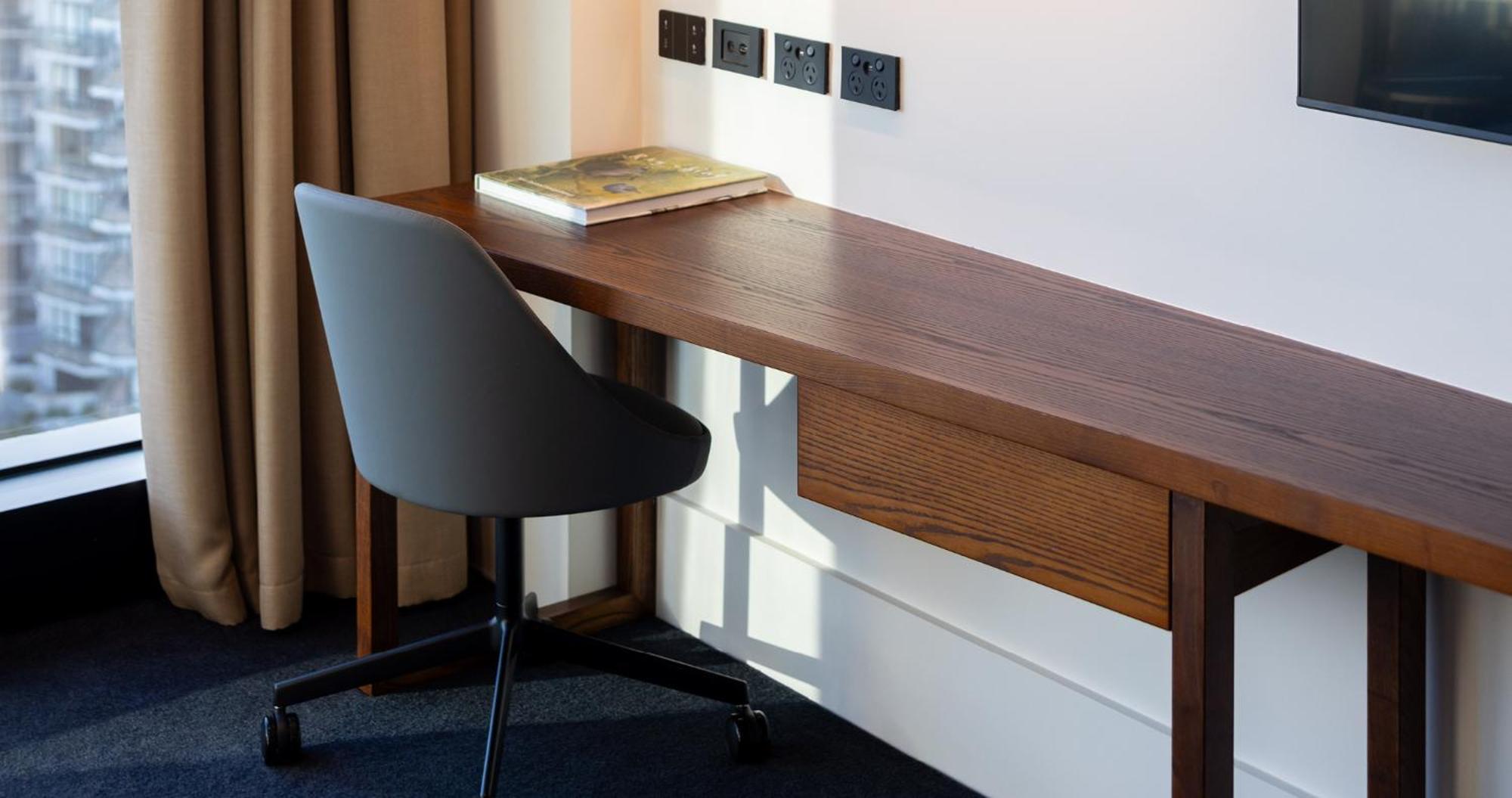 Horizon By Skycity Окленд Экстерьер фото A desk and chair